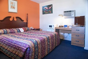 NASSAU HOLIDAY MOTEL