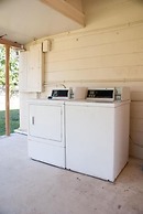 NASSAU HOLIDAY MOTEL