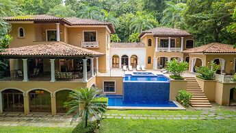 - Casa Zafiro 7 Bedrooms Private Pool