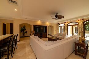 - Casa Zafiro 7 Bedrooms Private Pool