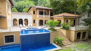 - Casa Zafiro 7 Bedrooms Private Pool