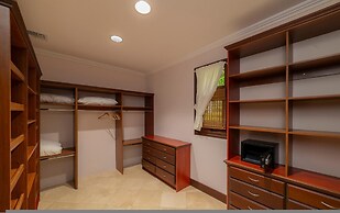 - Casa Zafiro 7 Bedrooms Private Pool