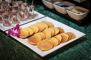 Le Premier Hotel & Rooftop Bar