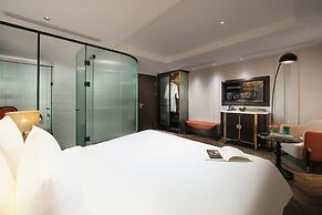 Le Premier Hotel & Rooftop Bar