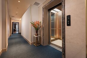 Le Premier Hotel & Rooftop Bar
