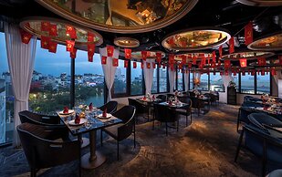 Le Premier Hotel & Rooftop Bar