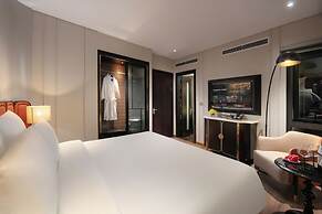 Le Premier Hotel & Rooftop Bar