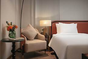 Le Premier Hotel & Rooftop Bar