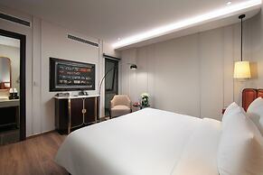 Le Premier Hotel & Rooftop Bar