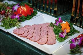 Le Premier Hotel & Rooftop Bar