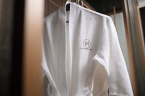 Le Premier Hotel & Rooftop Bar