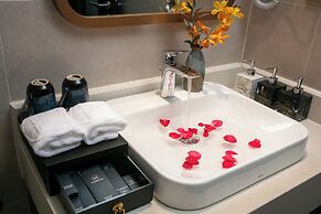 Le Premier Hotel & Rooftop Bar