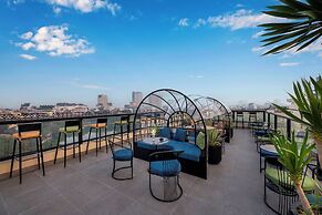 Le Premier Hotel & Rooftop Bar