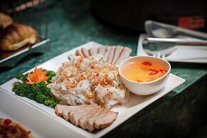 Le Premier Hotel & Rooftop Bar