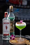 Le Premier Hotel & Rooftop Bar