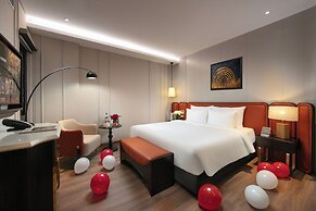 Le Premier Hotel & Rooftop Bar