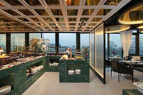 Le Premier Hotel & Rooftop Bar