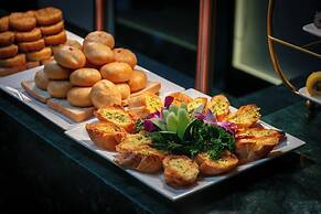 Le Premier Hotel & Rooftop Bar