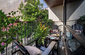 Le Premier Hotel & Rooftop Bar