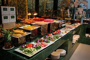 Le Premier Hotel & Rooftop Bar