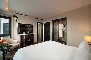 Le Premier Hotel & Rooftop Bar