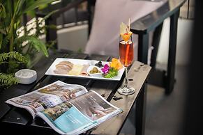 Le Premier Hotel & Rooftop Bar