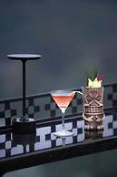 Le Premier Hotel & Rooftop Bar