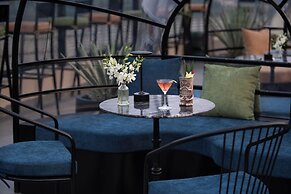 Le Premier Hotel & Rooftop Bar