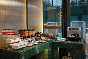 Le Premier Hotel & Rooftop Bar