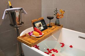 Le Premier Hotel & Rooftop Bar