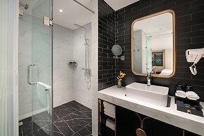 Le Premier Hotel & Rooftop Bar