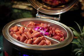 Le Premier Hotel & Rooftop Bar