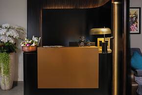 Le Premier Hotel & Rooftop Bar