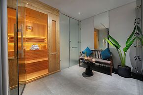 Le Premier Hotel & Rooftop Bar