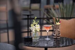 Le Premier Hotel & Rooftop Bar