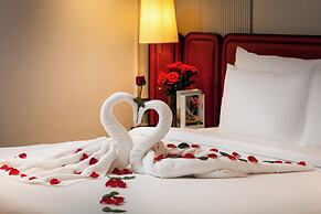 Le Premier Hotel & Rooftop Bar