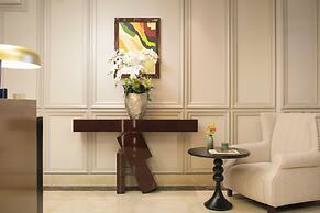 Le Premier Hotel & Rooftop Bar