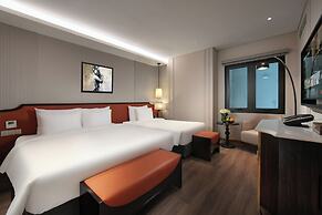 Le Premier Hotel & Rooftop Bar