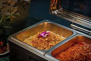 Le Premier Hotel & Rooftop Bar