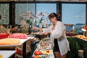 Le Premier Hotel & Rooftop Bar