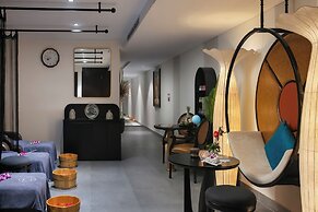 Le Premier Hotel & Rooftop Bar