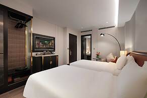 Le Premier Hotel & Rooftop Bar