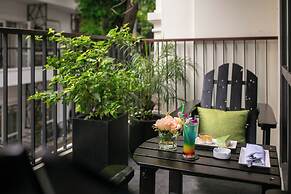 Le Premier Hotel & Rooftop Bar