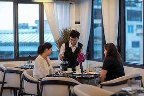 Le Premier Hotel & Rooftop Bar