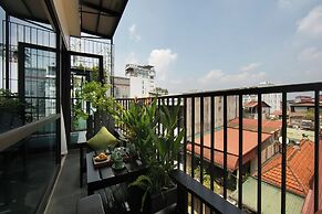 Le Premier Hotel & Rooftop Bar