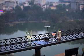 Le Premier Hotel & Rooftop Bar