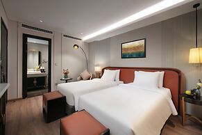 Le Premier Hotel & Rooftop Bar