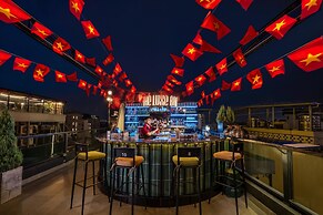 Le Premier Hotel & Rooftop Bar