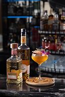 Le Premier Hotel & Rooftop Bar