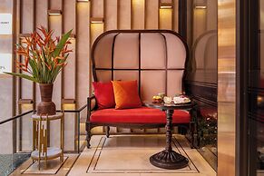 Le Premier Hotel & Rooftop Bar
